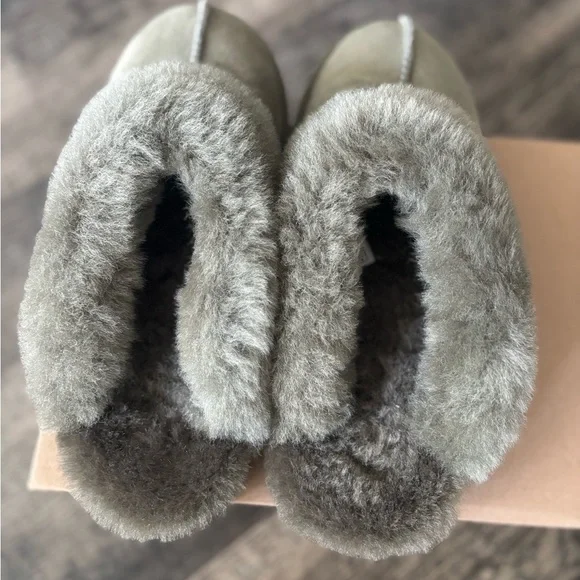 New UGG Women's Burnt Olive Shearling Clogs - Picture 5 of 7